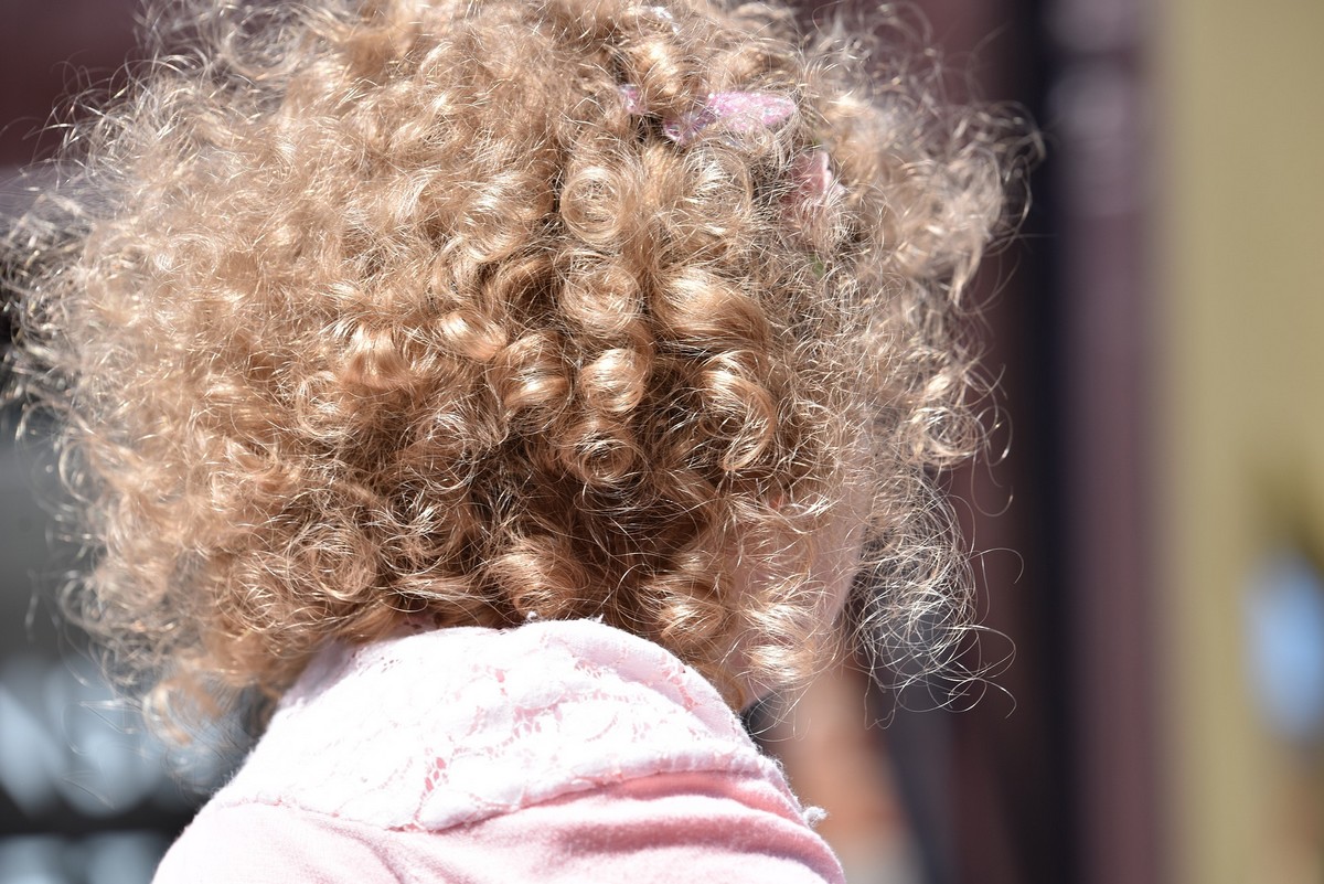 Comment couper les cheveux frisés d'un enfant ?
